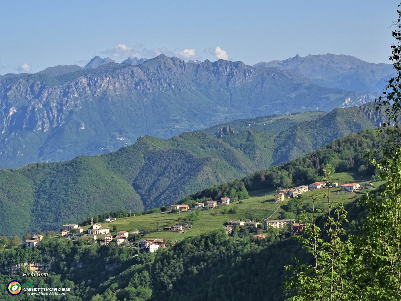 12 Salendo in Corna Bianca zoom su Miragolo San Marco, frazione di Zogno.JPG